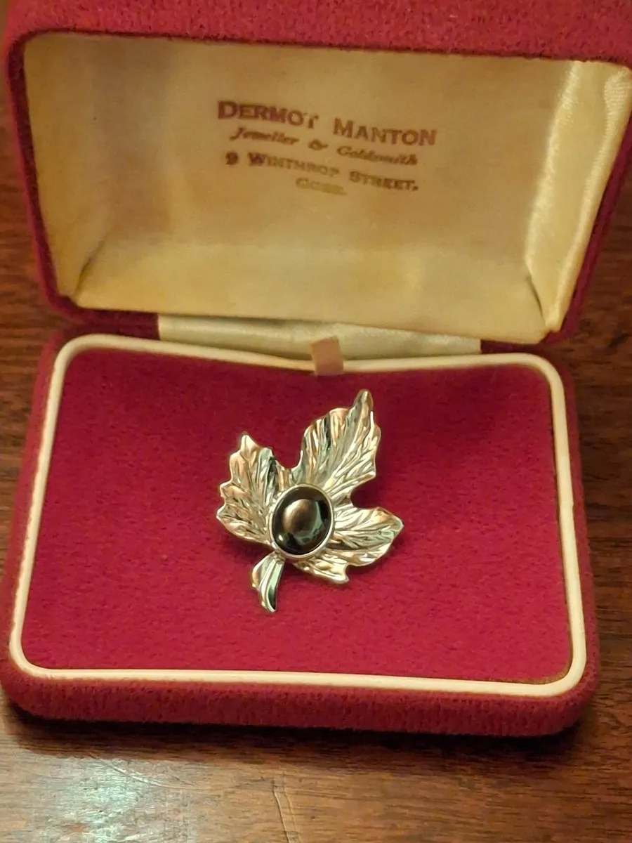 Vintage signed (LP) Silver tone leaf brooch! - Image 1