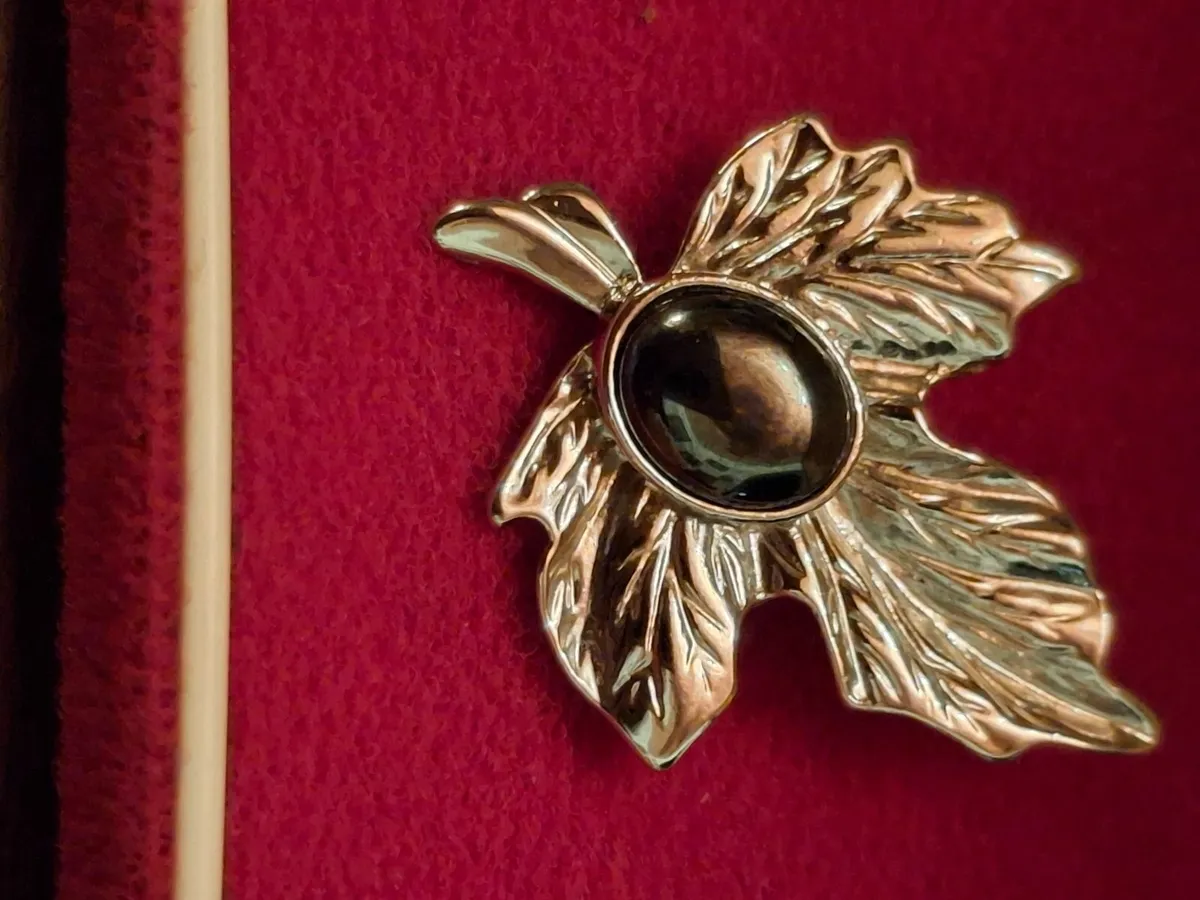 Vintage signed (LP) Silver tone leaf brooch! - Image 2