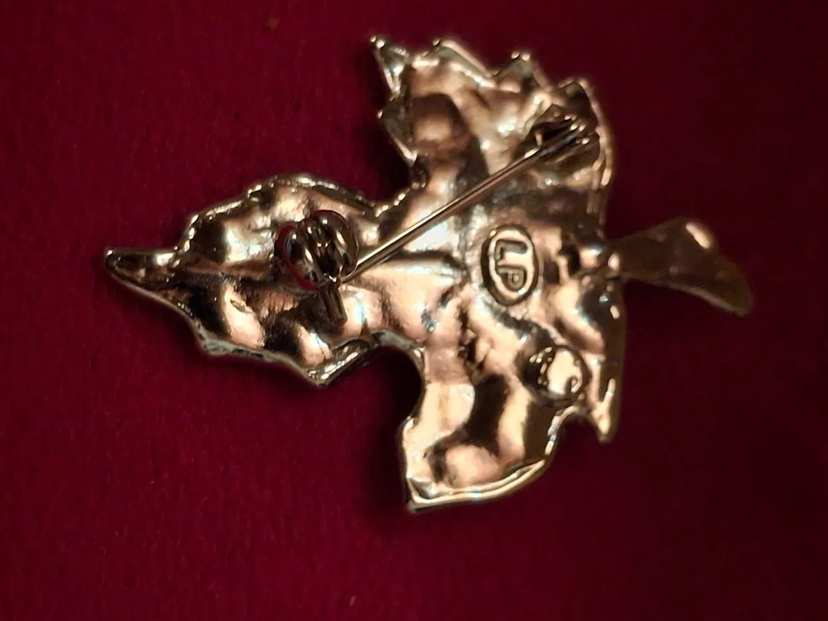 Vintage signed (LP) Silver tone leaf brooch! - Image 3