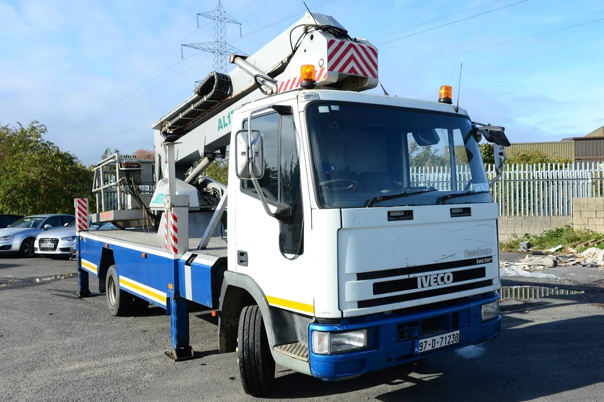 Aerial 17m Truck Mounted Hoist (MEWP) - Image 3