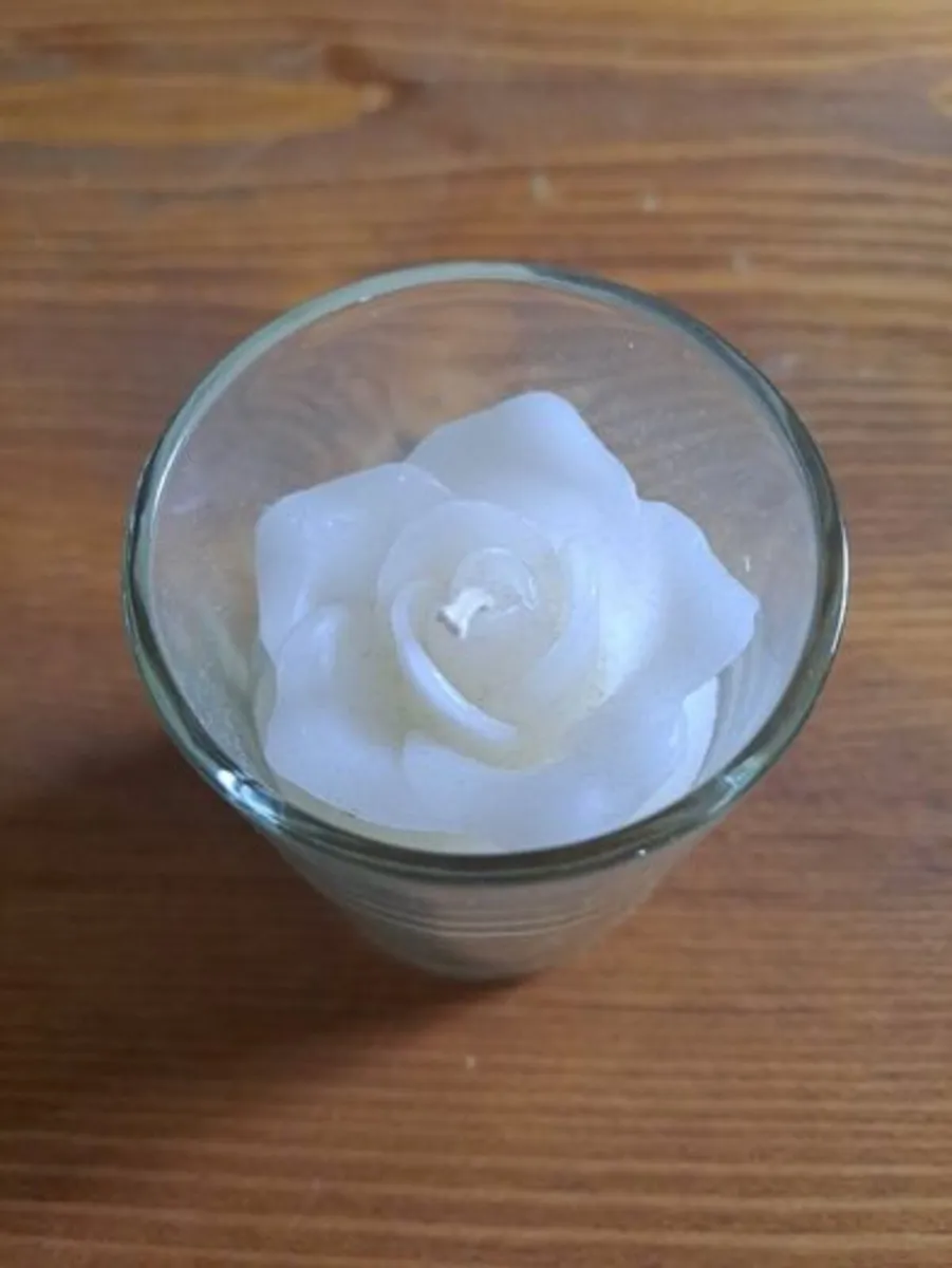 Candle white flower in glass - Image 1