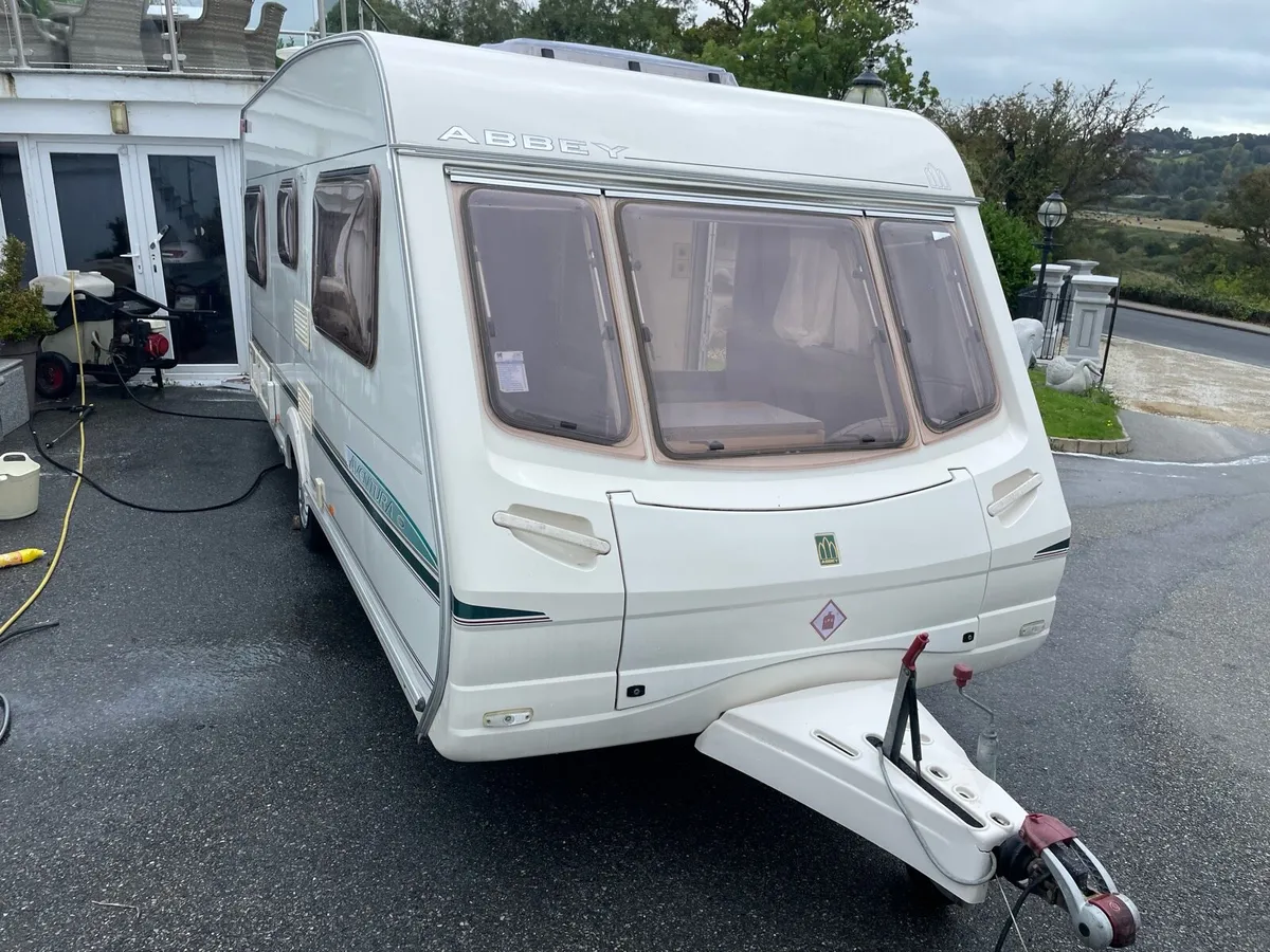 Fixed bed caravan - Image 2