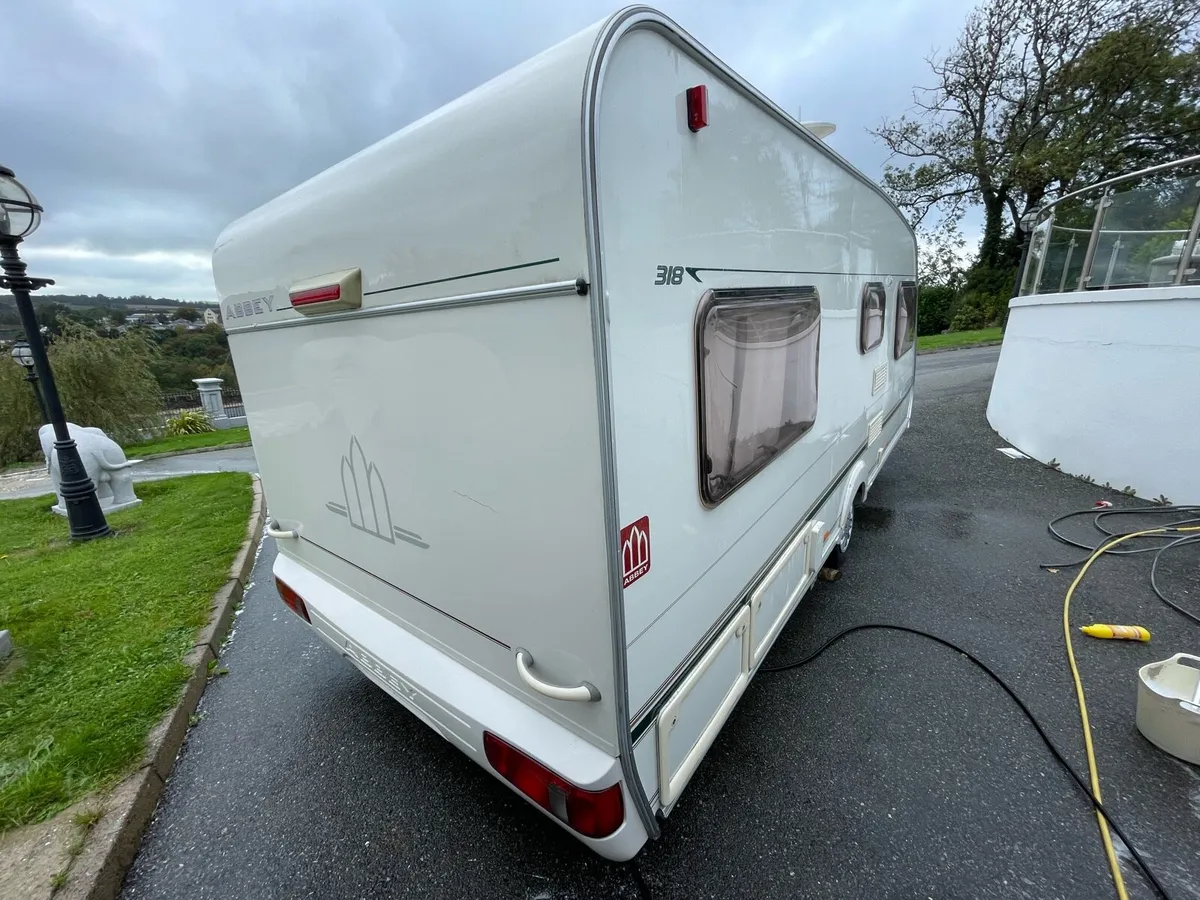 Fixed bed caravan - Image 3