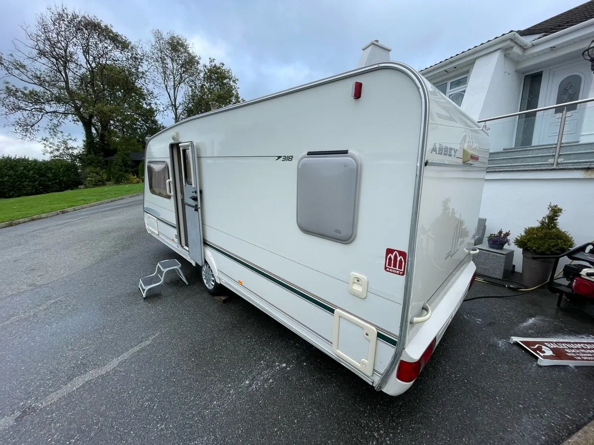 Fixed bed caravan - Image 4