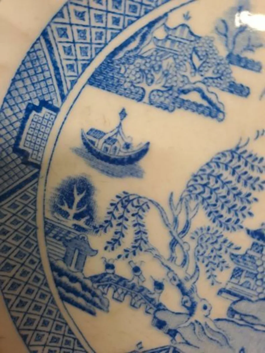 Antique Blue Willow pattern plate scalloped edge - Image 3