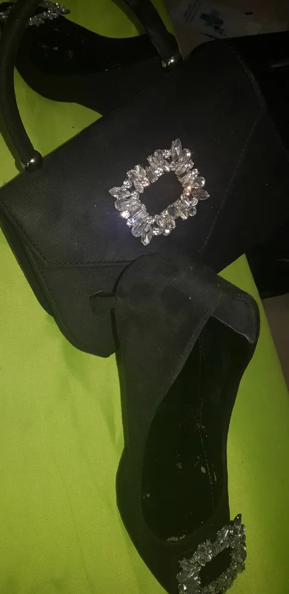 Shoes Sz 6 and bag.....12e - Image 2