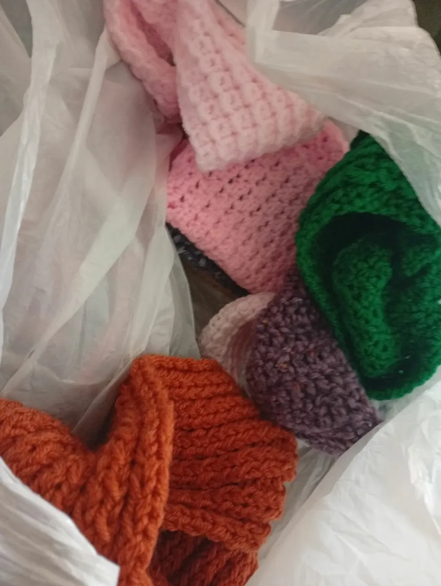Wool hats and gloves - Image 1