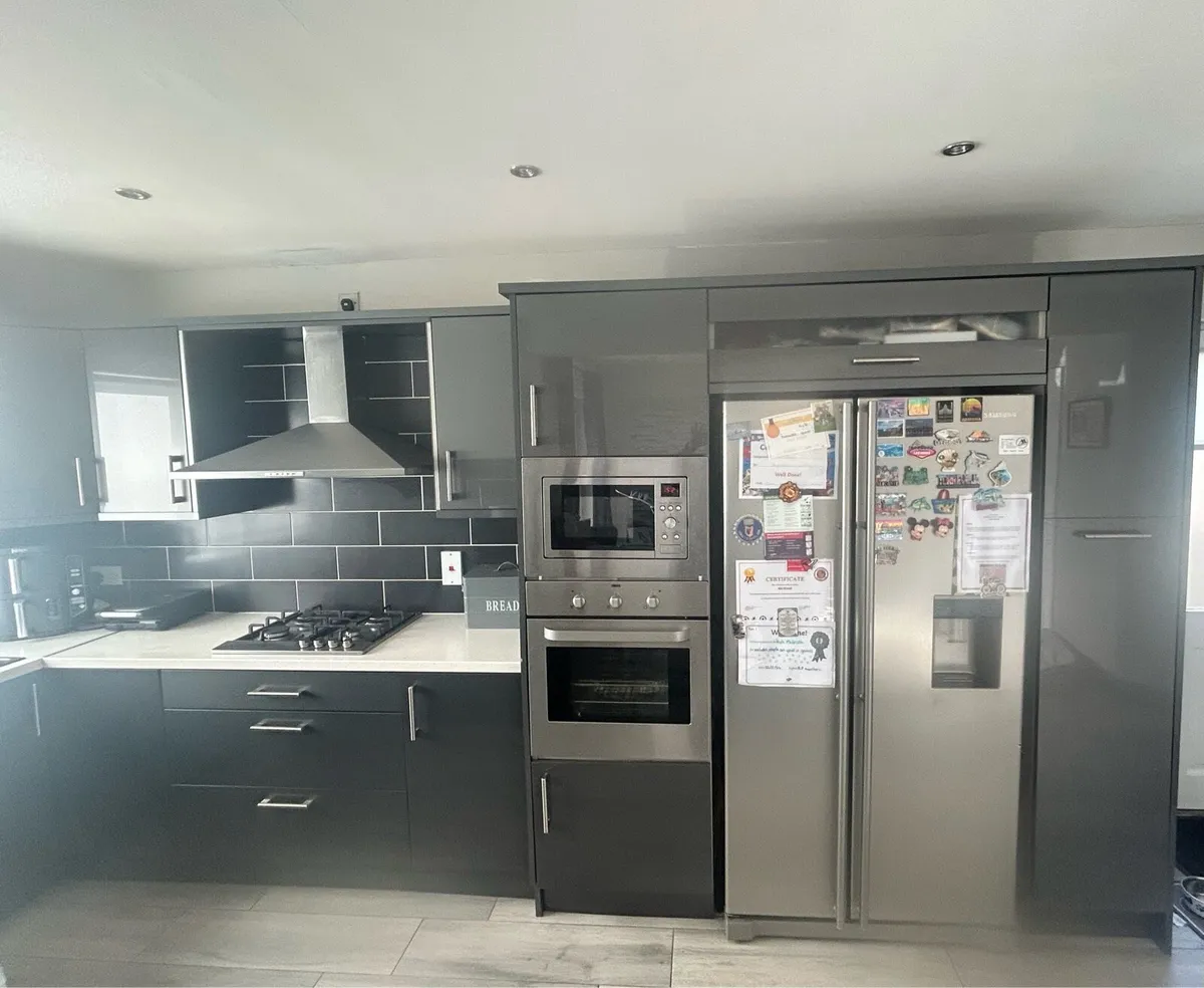 High gloss kitchen - Image 1