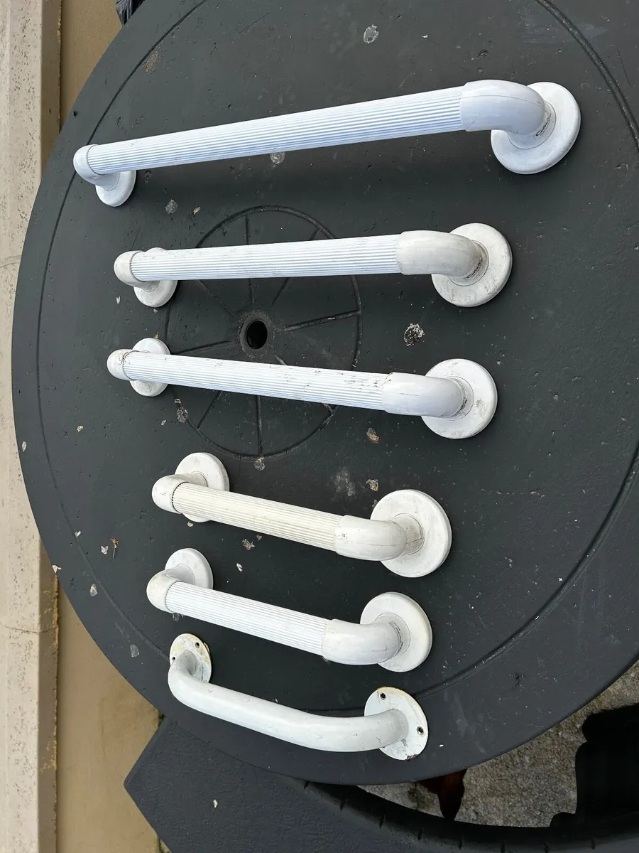 Grab rails and toilet stand support - Image 1