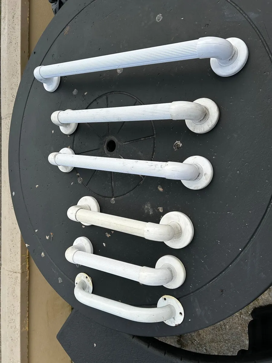 Grab rails and toilet stand support - Image 2