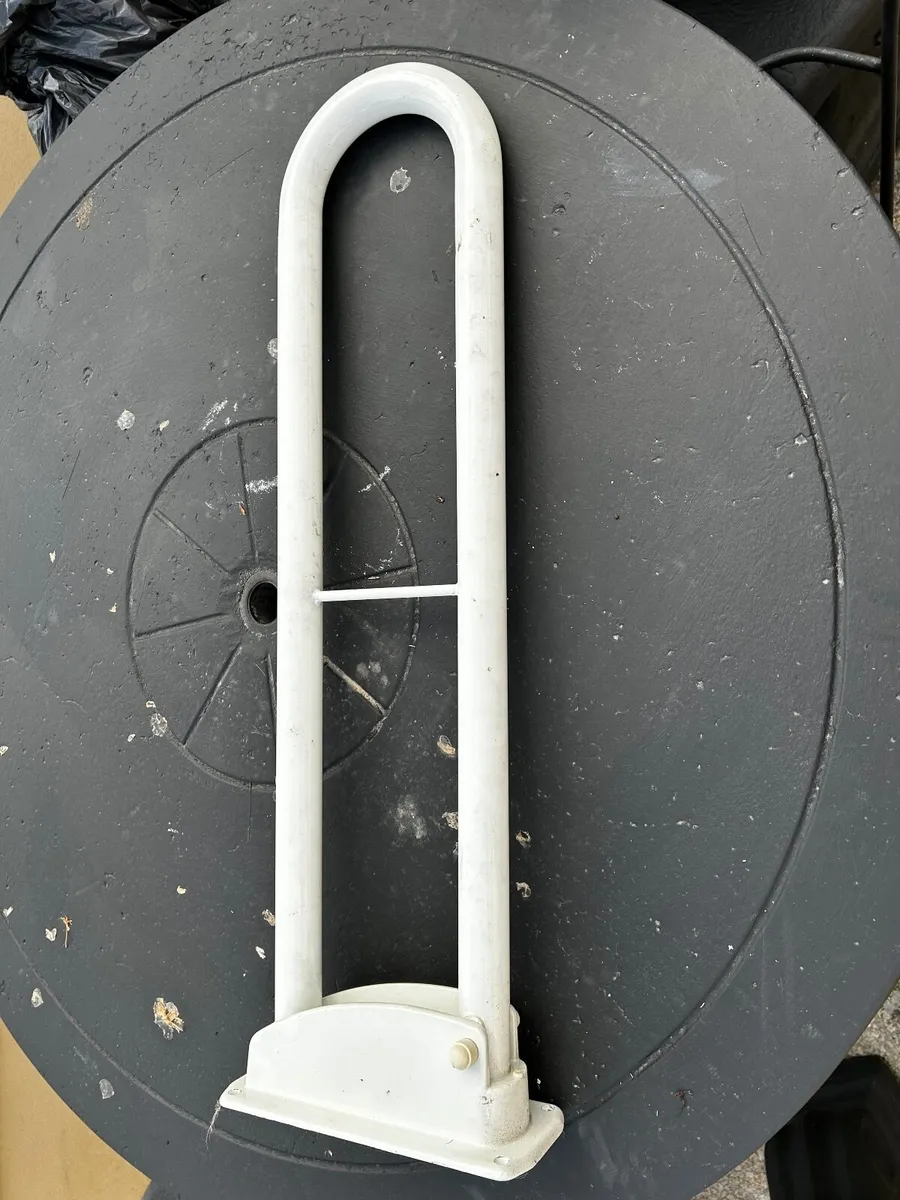 Grab rails and toilet stand support - Image 3
