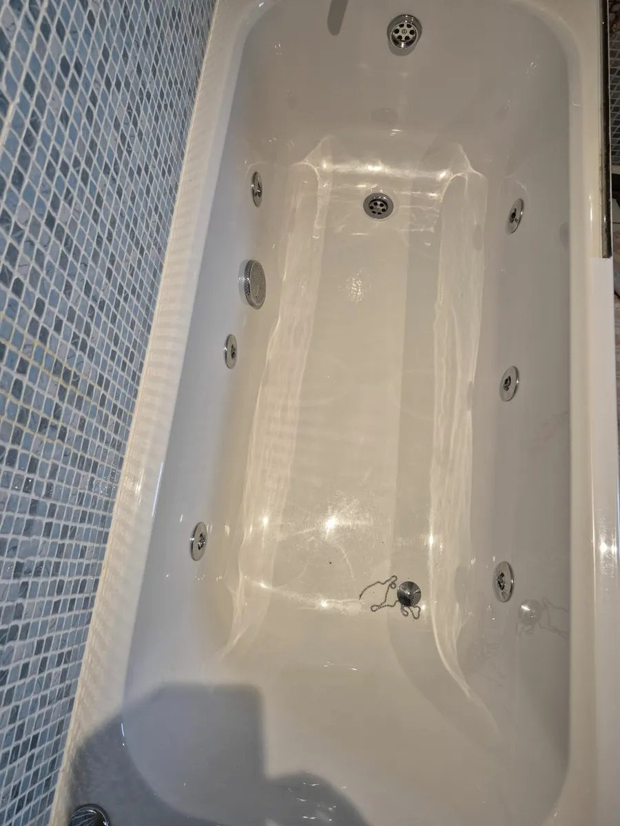 Jacuzzi bath - Image 2