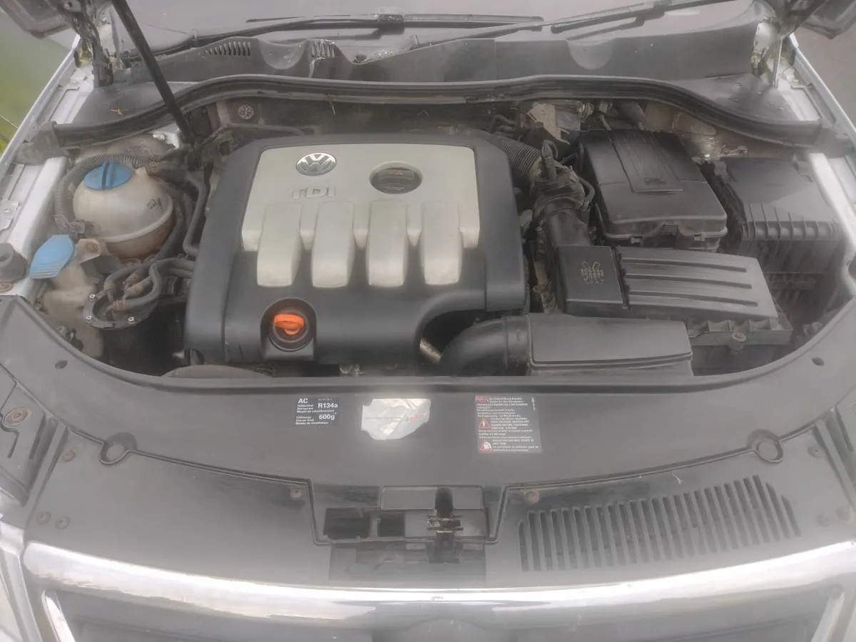 Volkswagen Passat 2006 - Image 2