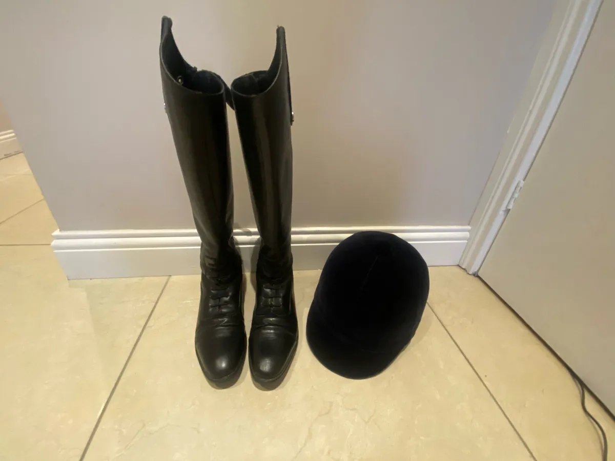 Riding hat and boots - Image 1