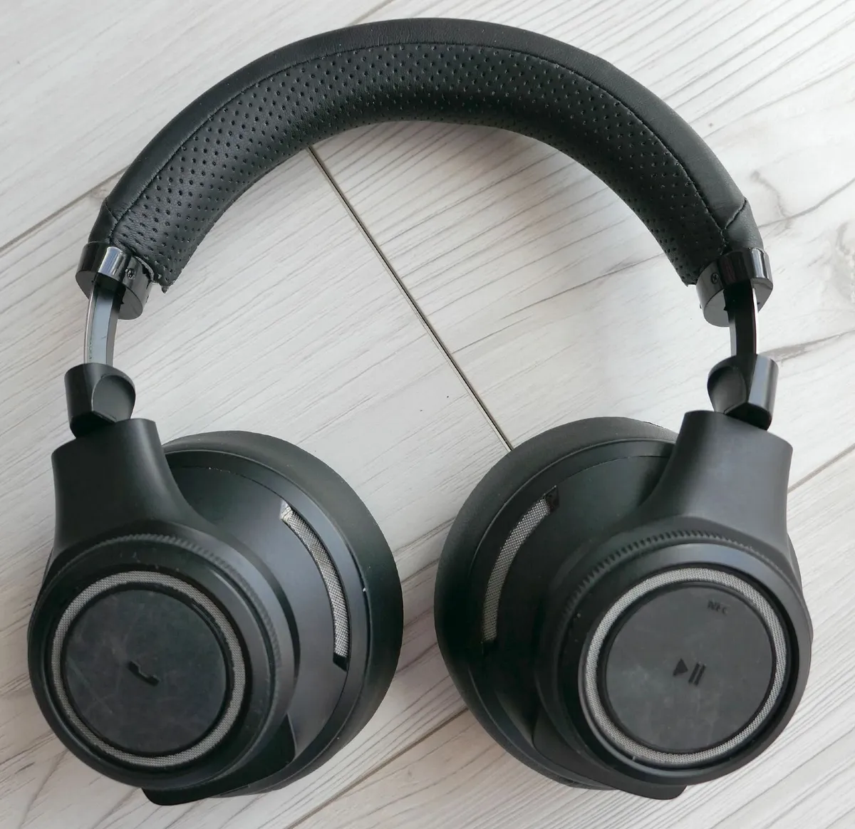 Plantronics ANC headphones - Image 1