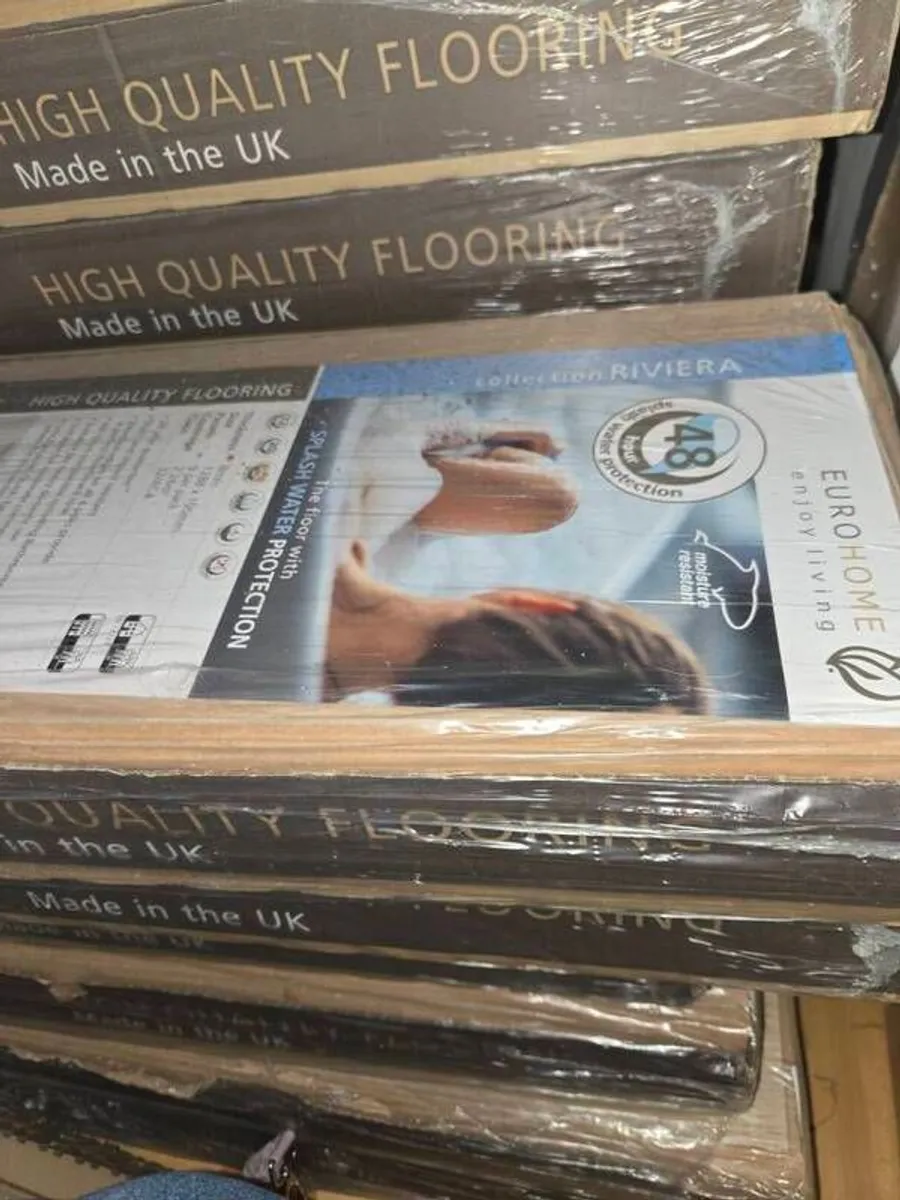 Oak laminate floor. - Image 1