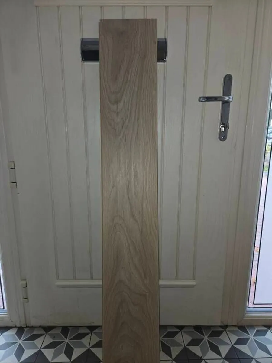 Oak laminate floor. - Image 2