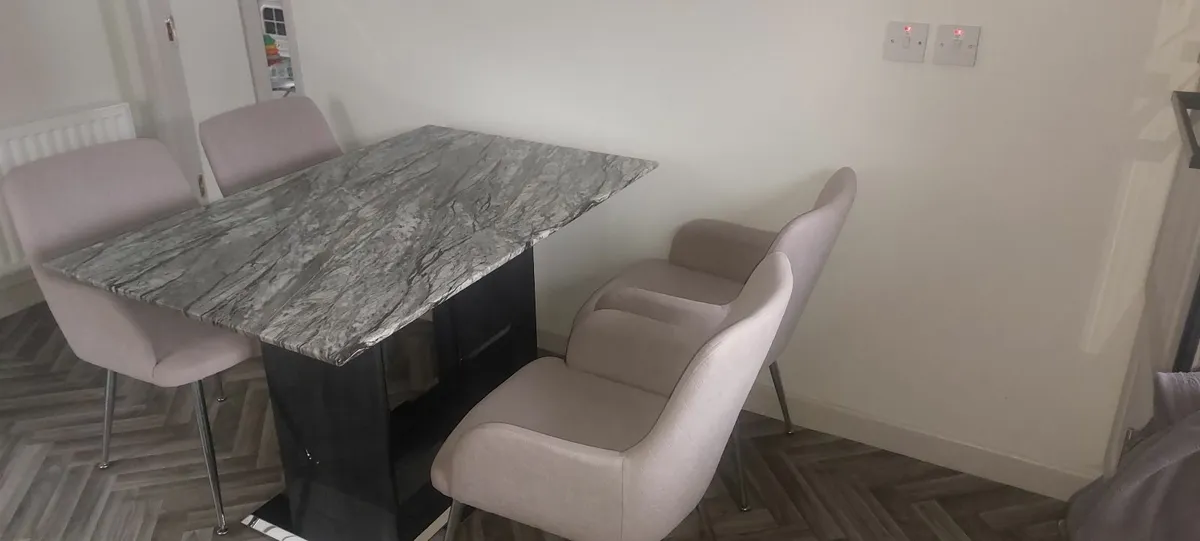 Kitchen table and chairs - Image 1