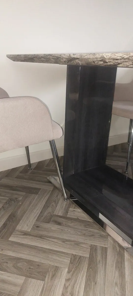 Kitchen table and chairs - Image 2