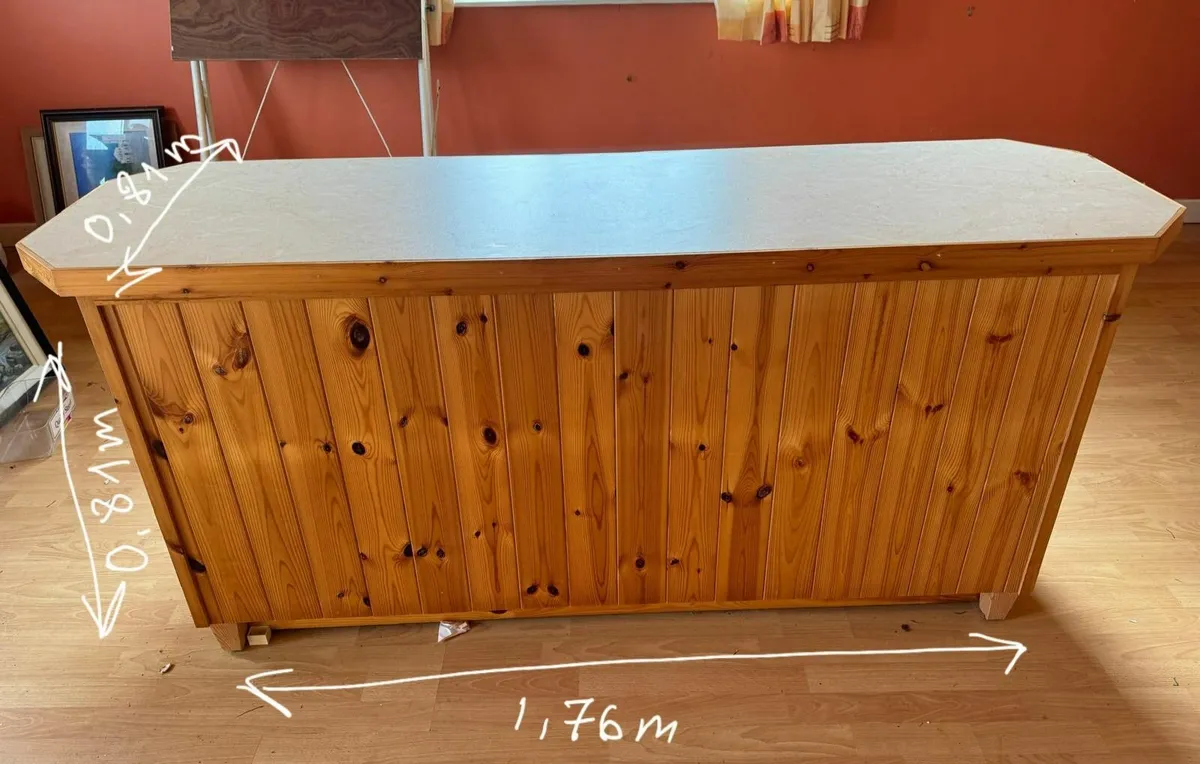 Central kitchen table - Image 1