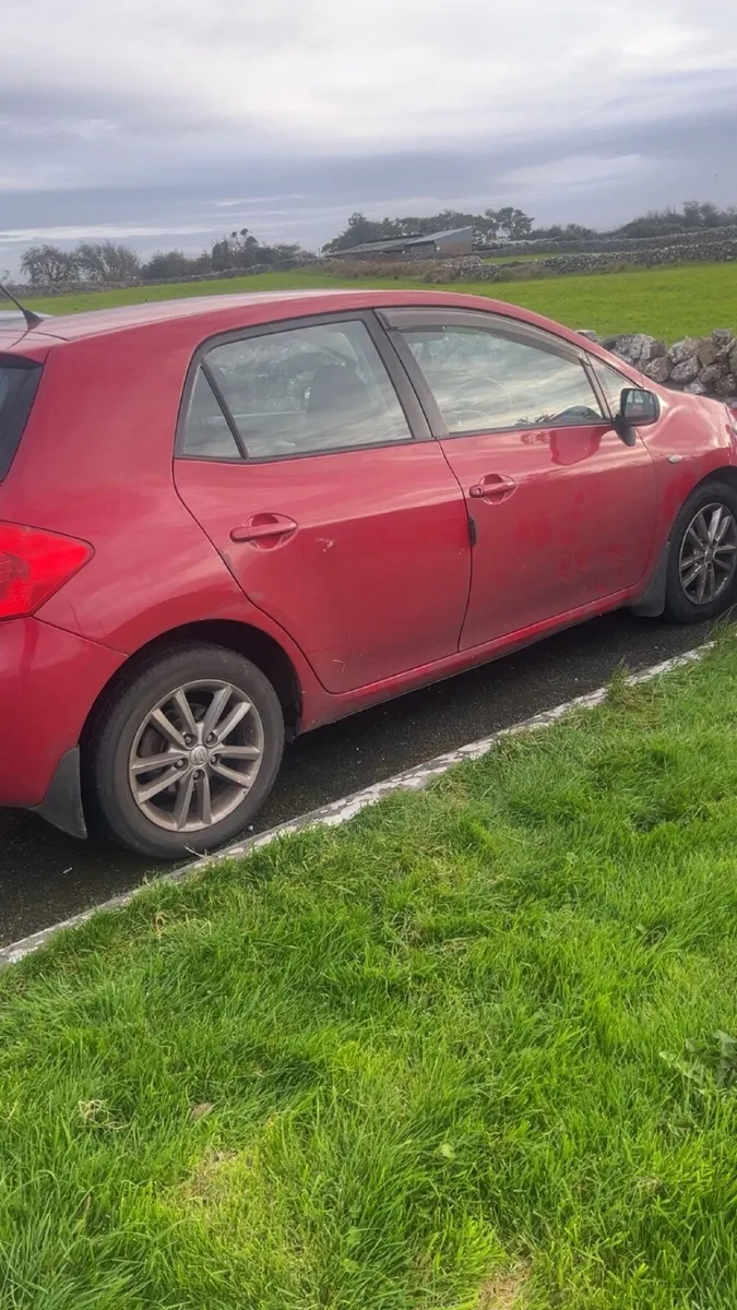 Toyota Auris engine and damaged body - Image 1