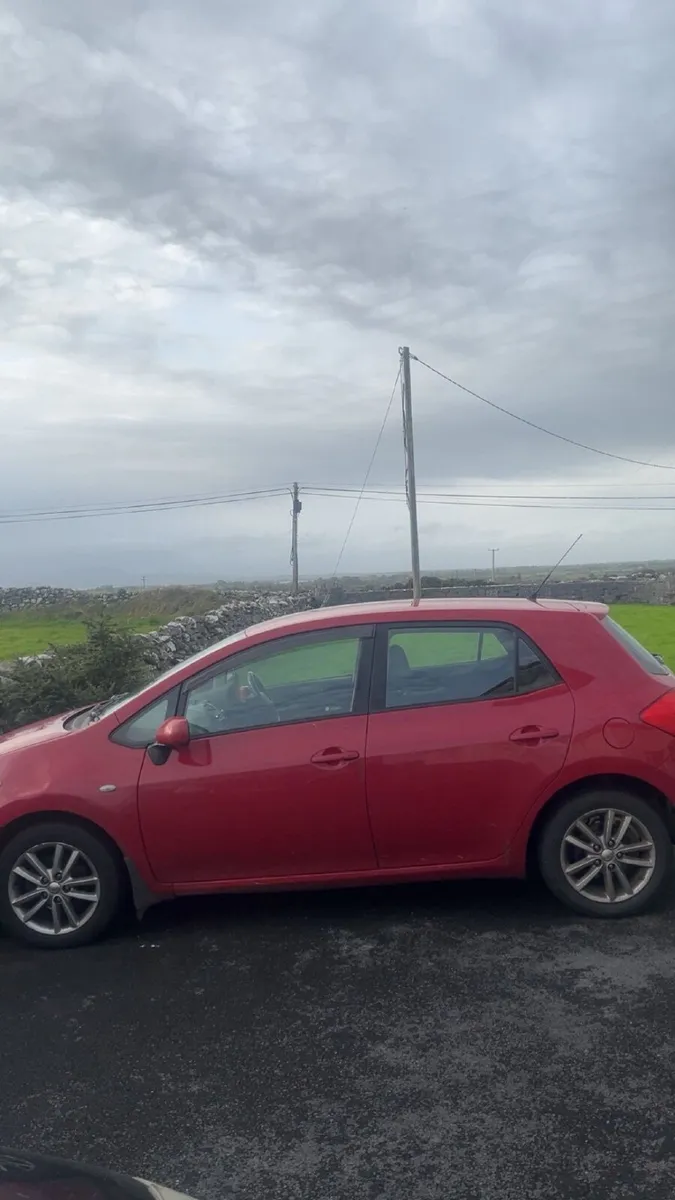 Toyota Auris engine and damaged body - Image 2