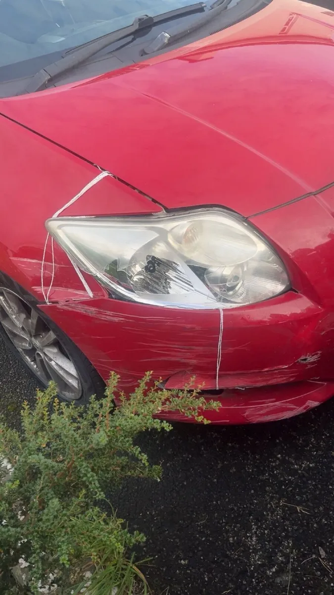 Toyota Auris engine and damaged body - Image 3