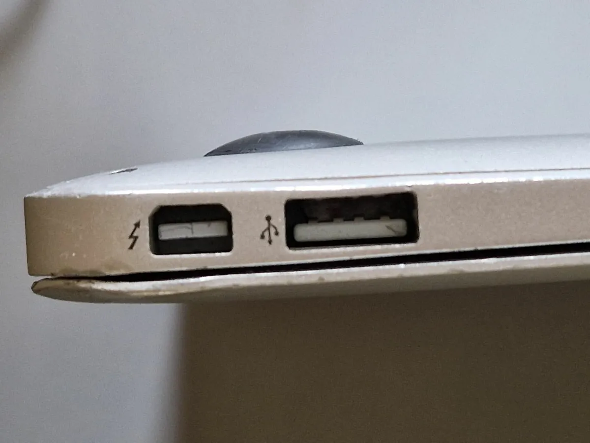 Apple MacBook Air (11 inch, Mid 2011) i5 Core, 2GB - Image 3