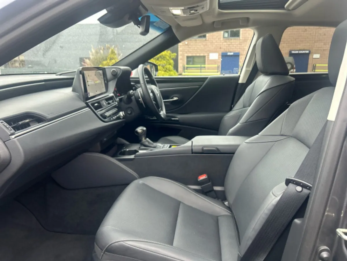 Lexus ES ES300h Dynamic - Image 2