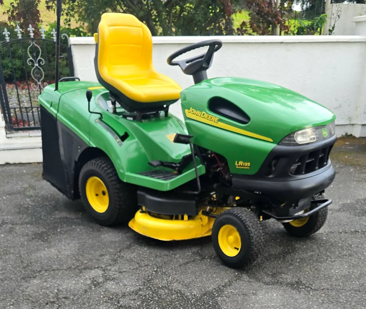 John Deere tractor mower - Image 1