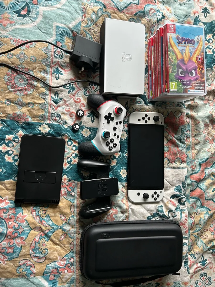 Nintendo Switch OLED + 8 games + accessories - Image 1