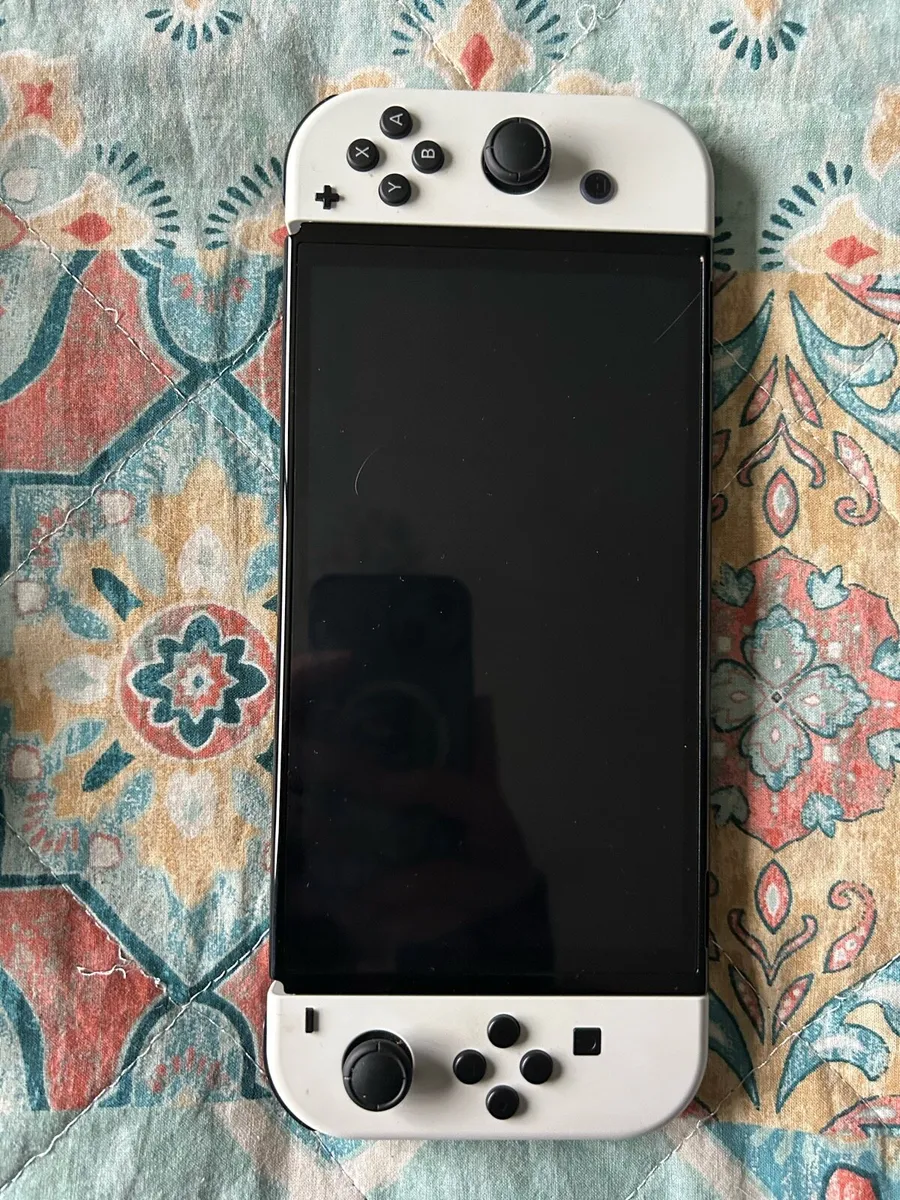 Nintendo Switch OLED + 8 games + accessories - Image 2