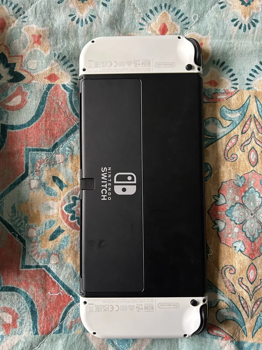 Nintendo Switch OLED + 8 games + accessories - Image 3