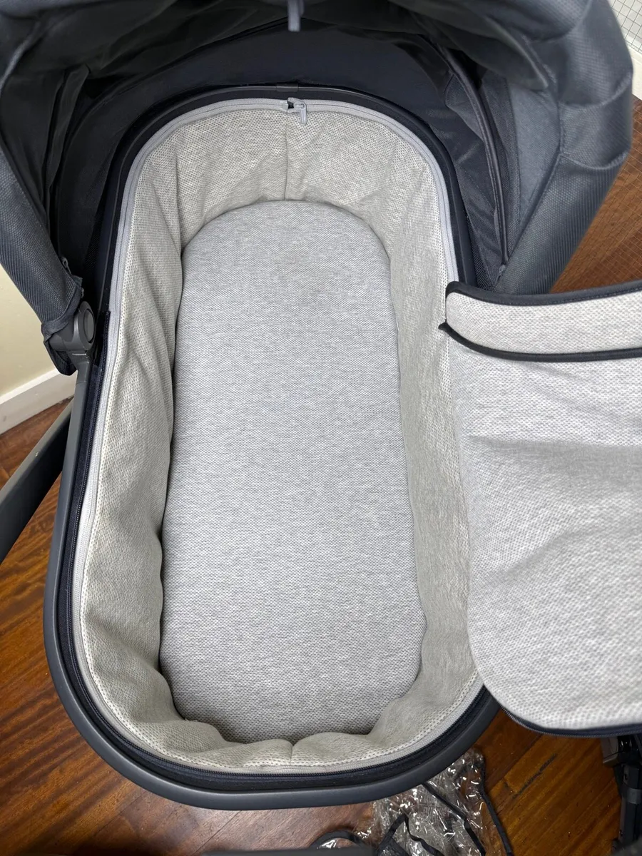 Uppababy Vista V2 gorgeous with car seat and isofi - Image 3
