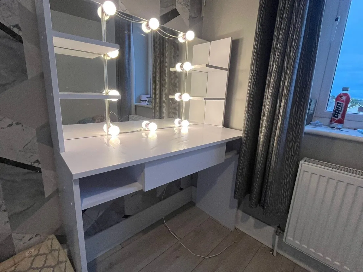 Make up table - Image 1