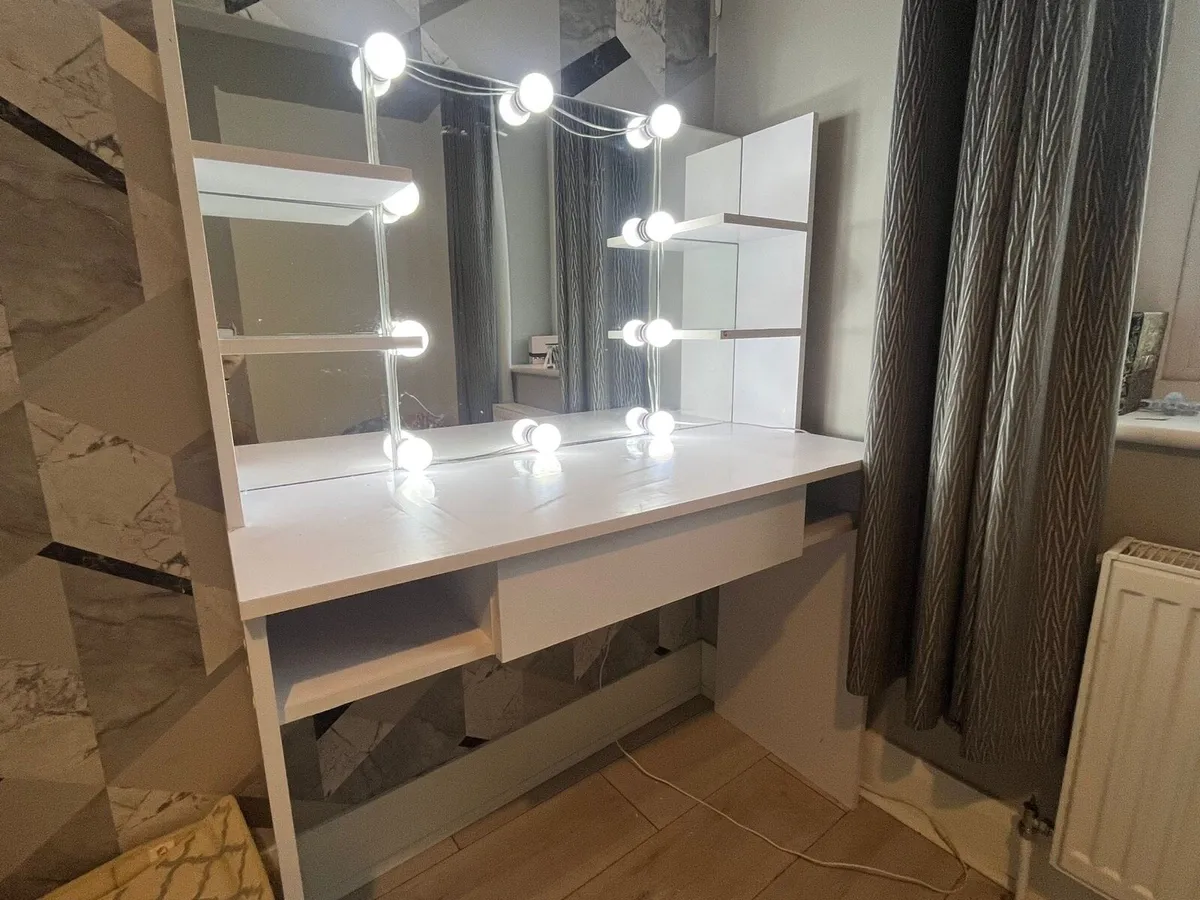 Make up table - Image 2