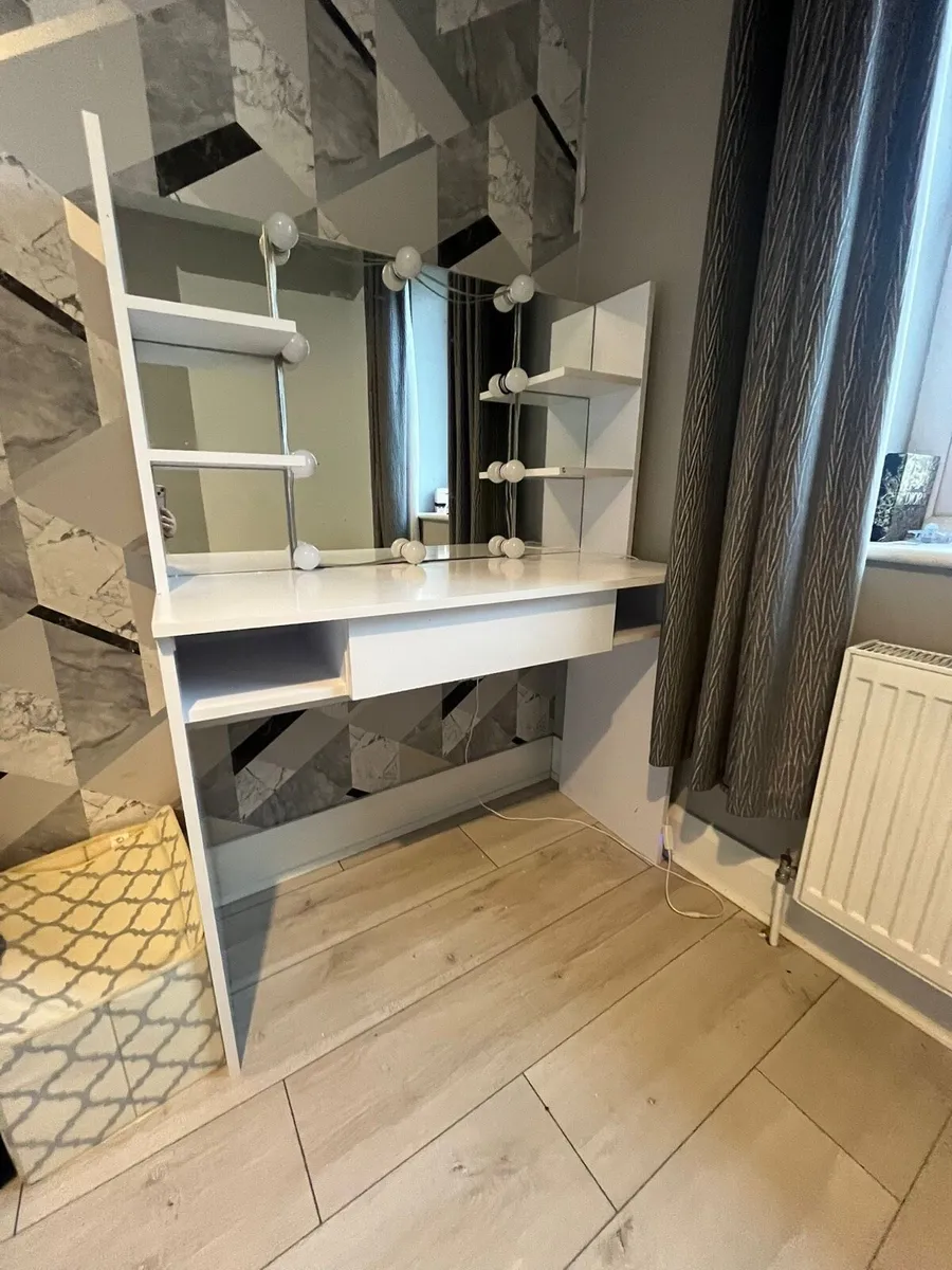 Make up table - Image 3