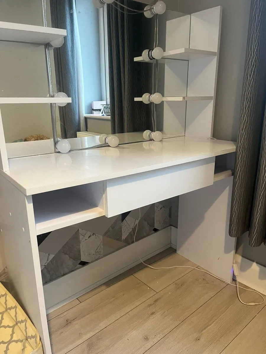 Make up table - Image 4