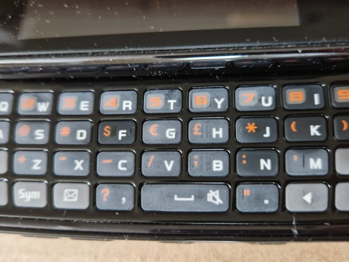 Samsung Mobile Model GT-B3410 - Image 3