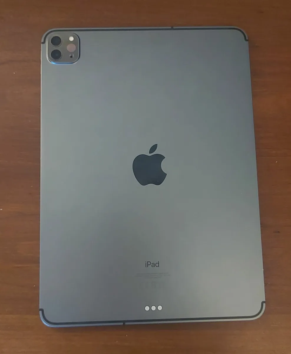 Ipad Pro 11 inch 2nd Gen w/ keyboard + cover - Image 1