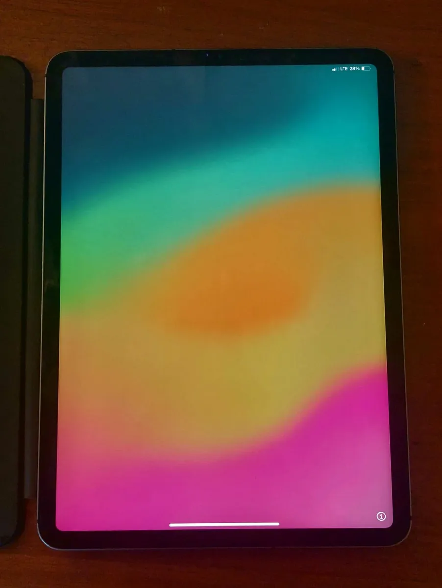 Ipad Pro 11 inch 2nd Gen w/ keyboard + cover - Image 2