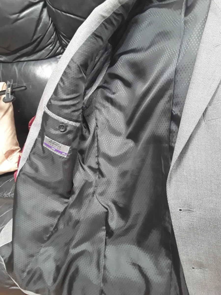 Brand new Burton gents suit - Image 3