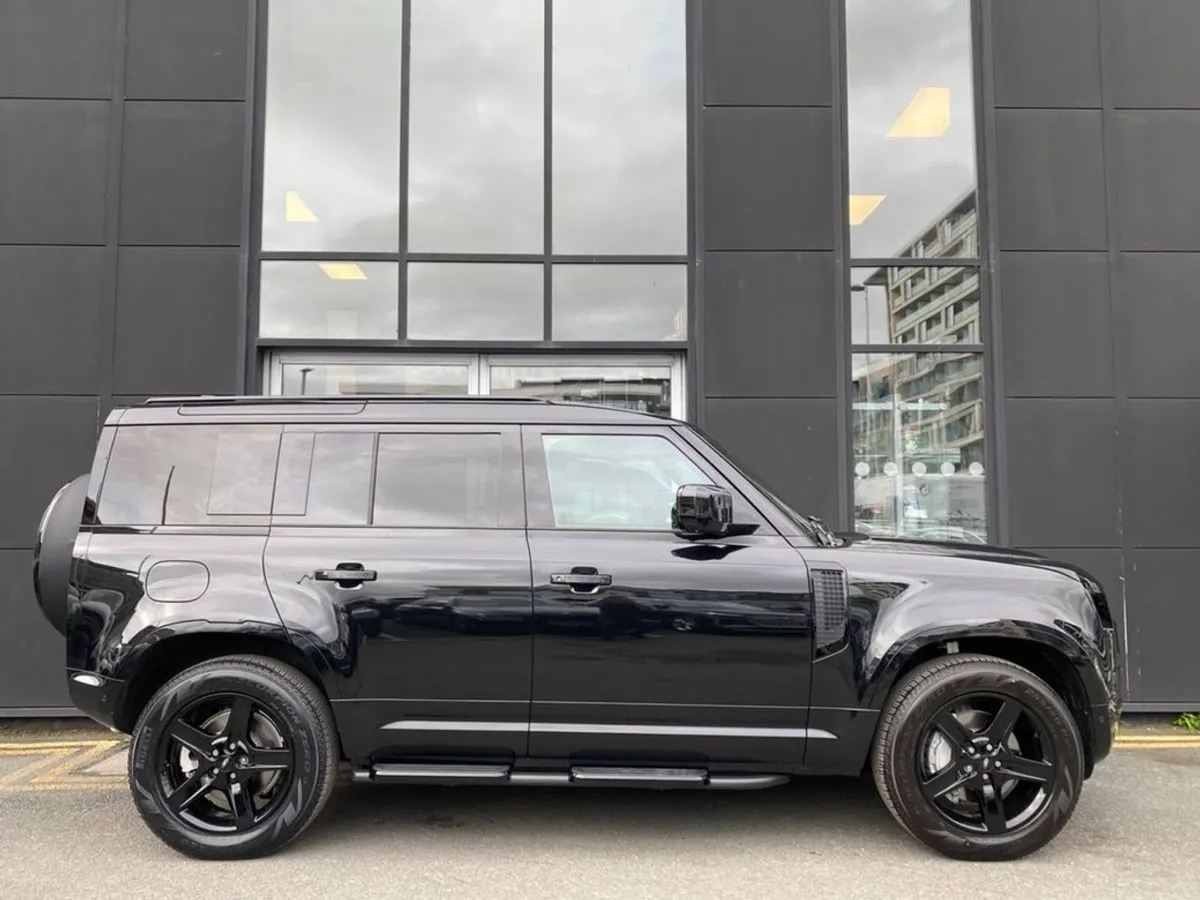 Land Rover Defender 110  6 Seater  Black Edition - Image 4