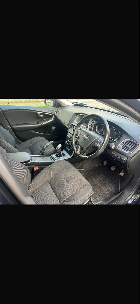 Volvo V40 Hatchback 1.6L Diesel - Image 4