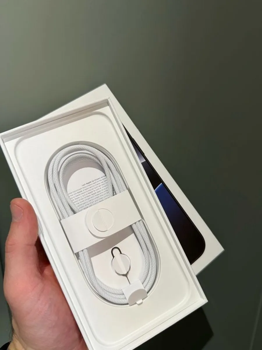 iPhone 16 Pro Max - Image 2