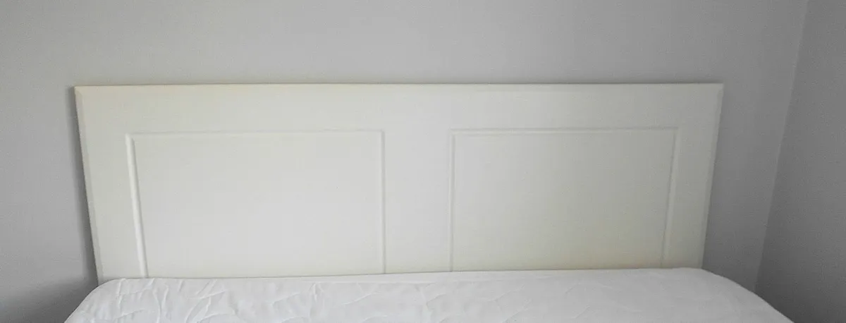 2 Three drawer white bedside chests - Image 4