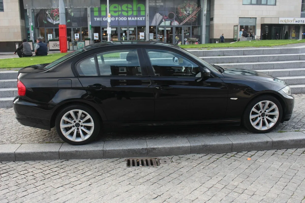 BMW 320  2009 2lDiesel - Image 2