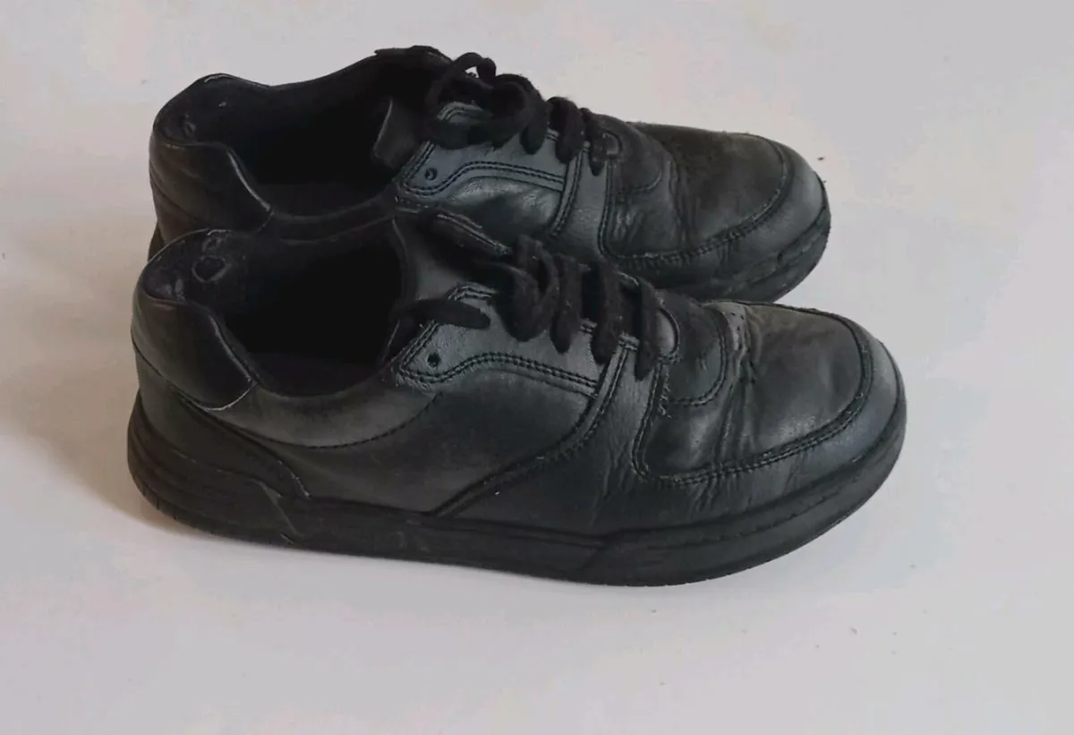 Clarks School Shoes UK3.5 - Image 1