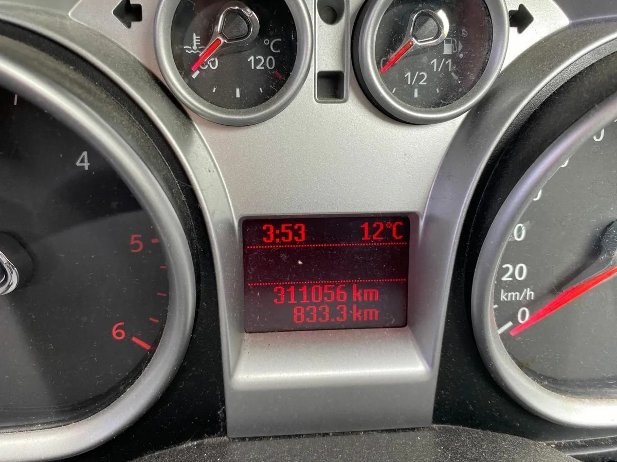 Ford Focus 2010 - Image 2