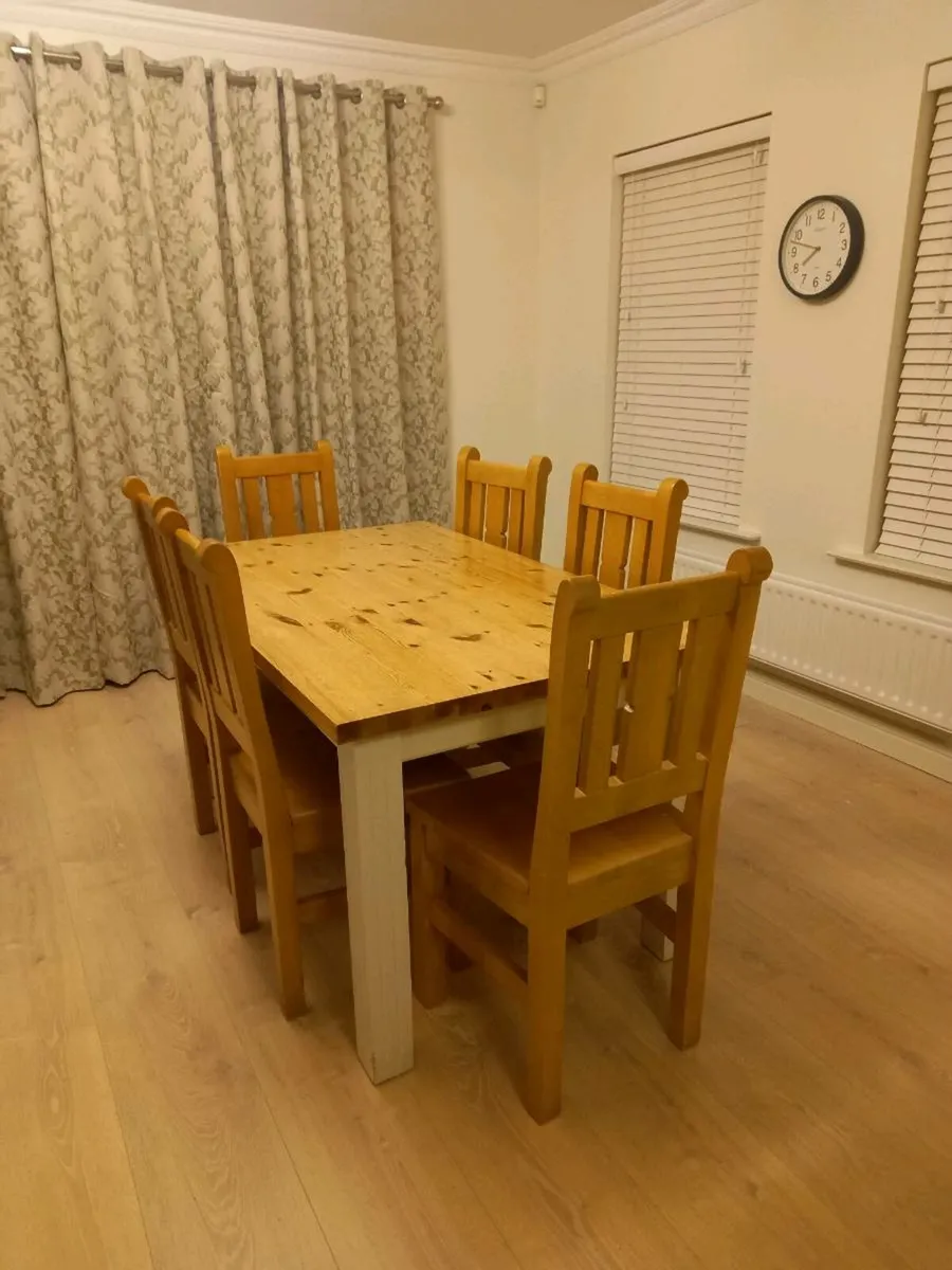 Table and chairs - Image 1